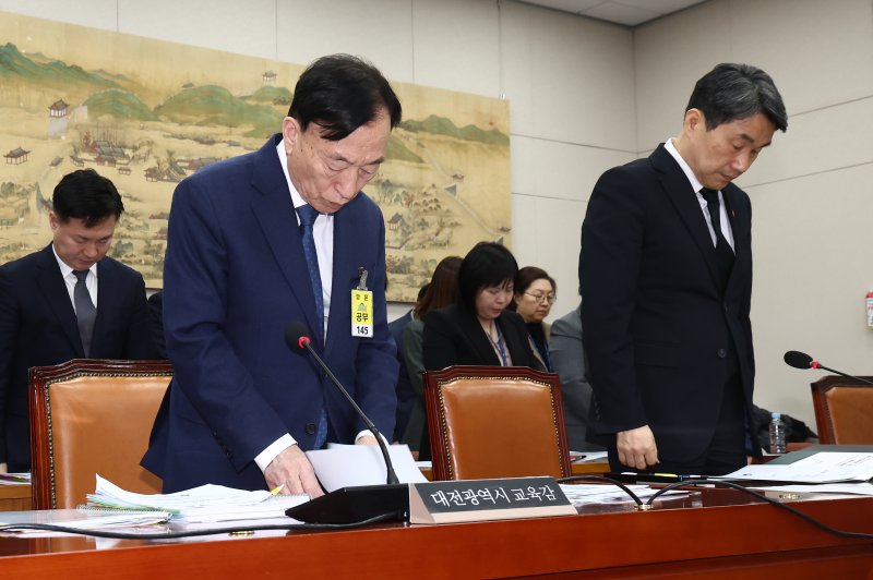 이주호 사회부총리 겸 교육부 장관(오른쪽)과 설동호 대전시교육감이 18일 오후 서울 여의도 국회에서 열린 교육위원회 전체회의에서 고 김하늘 양을 추모하는 묵념을 하고 있다. 2025.2.18/뉴스1 ⓒ News1 김민지 기자
