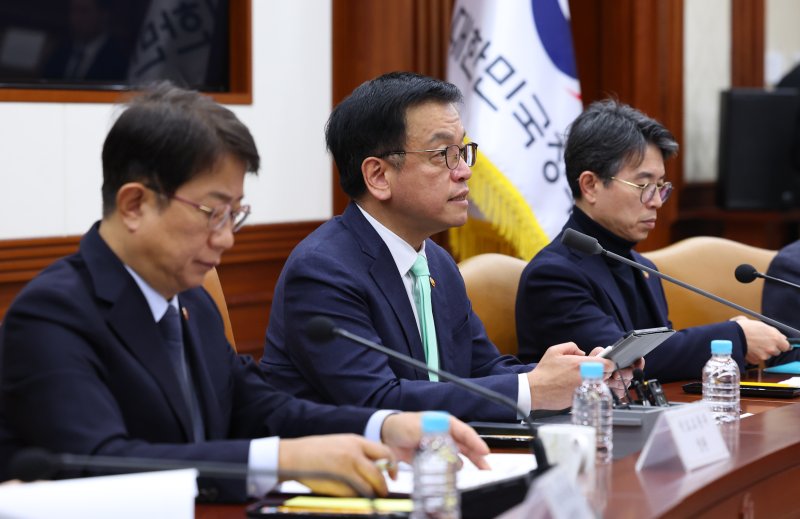[서울=뉴시스] 최진석 기자 = 최상목 대통령 권한대행 부총리 겸 기획재정부 장관이 19일 서울 종로구 정부서울청사에서 열린 민생경제점검회의에서 발언하고 있다. 왼쪽부터 박상우 국토교통부 장관, 최 대통령 권한대행, 김완섭 환경부 장관. 2025.02.19. myjs@newsis.com