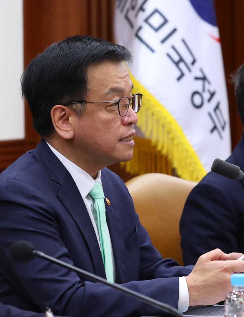 [서울=뉴시스] 최진석 기자 = 최상목 대통령 권한대행 부총리 겸 기획재정부 장관이 19일 서울 종로구 정부서울청사에서 열린 민생경제점검회의에서 발언하고 있다. 2025.02.19. myjs@newsis.com