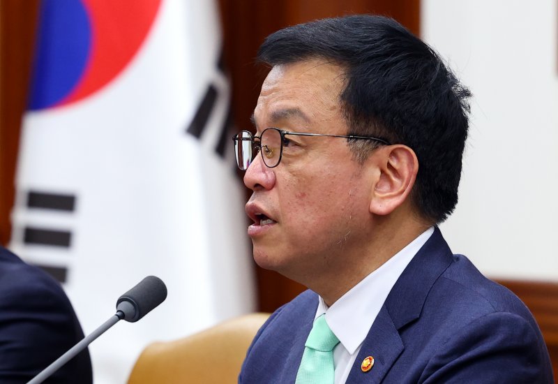 [서울=뉴시스] 최진석 기자 = 최상목 대통령 권한대행 부총리 겸 기획재정부 장관이 19일 서울 종로구 정부서울청사에서 열린 민생경제점검회의에서 발언하고 있다. 2025.02.19. myjs@newsis.com