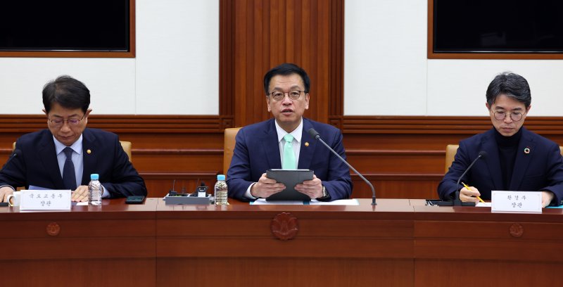 [서울=뉴시스] 최진석 기자 = 최상목 대통령 권한대행 부총리 겸 기획재정부 장관이 19일 서울 종로구 정부서울청사에서 열린 민생경제점검회의에서 발언하고 있다. 왼쪽부터 박상우 국토교통부 장관, 최 대통령 권한대행, 김완섭 환경부 장관. 2025.02.19. myjs@newsis.com