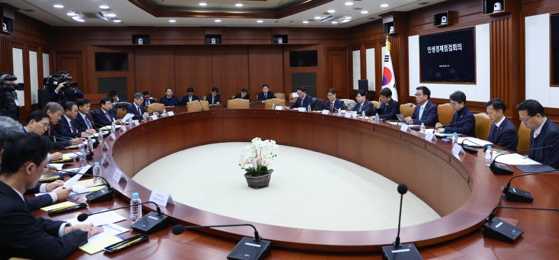 [서울=뉴시스] 최진석 기자 = 최상목 대통령 권한대행 부총리 겸 기획재정부 장관이 19일 서울 종로구 정부서울청사에서 민생경제점검회의를 주재하고 있다. 2025.02.19. myjs@newsis.com
