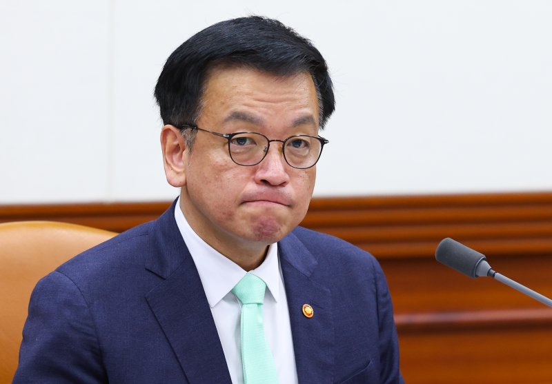 [서울=뉴시스] 최진석 기자 = 최상목 대통령 권한대행 부총리 겸 기획재정부 장관이 19일 서울 종로구 정부서울청사에서 열린 민생경제점검회의에 서 발언 후 생각에 잠겨 있다. 2025.02.19. myjs@newsis.com