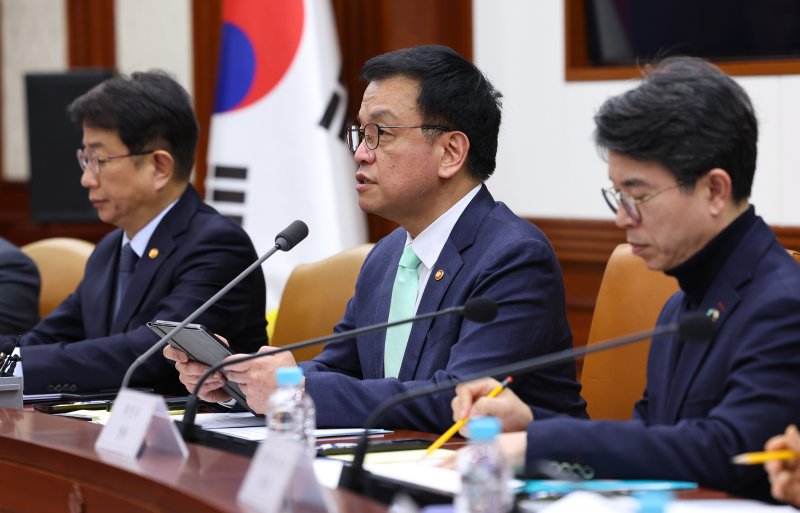 [서울=뉴시스] 최진석 기자 = 최상목 대통령 권한대행 부총리 겸 기획재정부 장관이 19일 서울 종로구 정부서울청사에서 열린 민생경제점검회의에서 발언하고 있다. 왼쪽부터 박상우 국토교통부 장관, 최 대통령 권한대행, 김완섭 환경부 장관. 2025.02.19. myjs@newsis.com