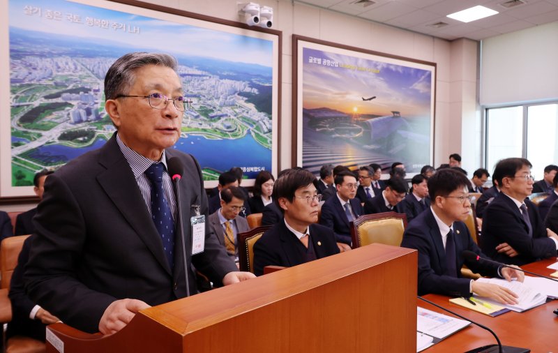 [서울=뉴시스] 조성우 기자 = 이한준 한국토지주택공사(LH) 사장이 지난 18일 오후 서울 여의도 국회에서 열린 국토교통위원회 전체회의에서 의원 질의에 답변하고 있다. 2025.02.19. xconfind@newsis.com