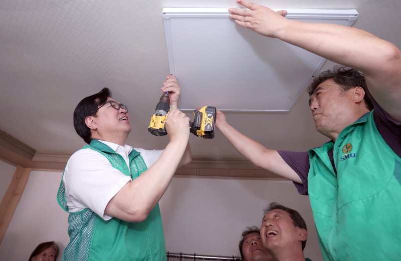 [서울=뉴시스] 박일하 동작구청장이 작년 8월 신대방1동 지하주택에서 사랑의 집 고쳐주기 봉사활동을 하고 있다. 2025.02.19 (사진 제공=동작구청) photo@newsis.com *재판매 및 DB 금지