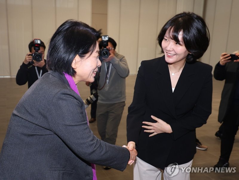 인사 나누는 최민희 과방위원장과 최수연 대표 (출처=연합뉴스)