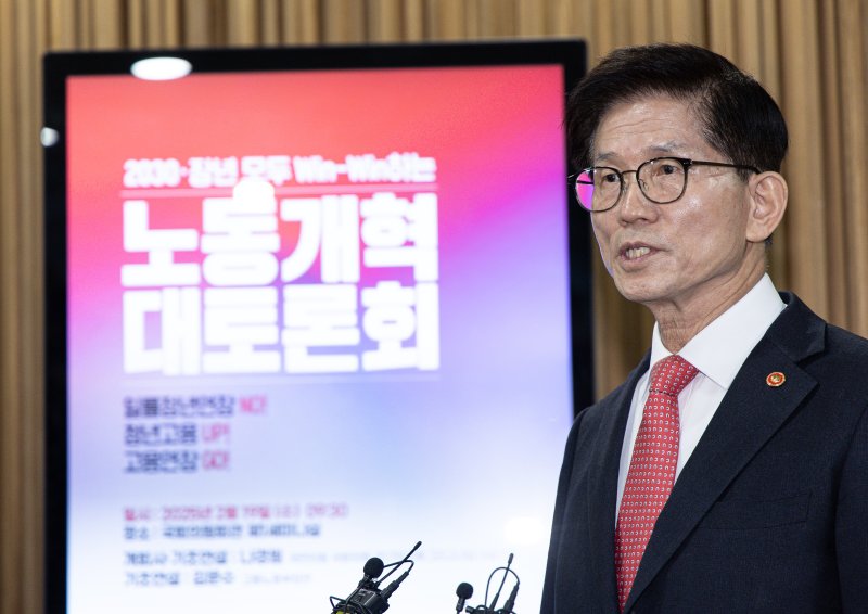 김문수 고용노동부 장관이 19일 오전 서울 여의도 국회 의원회관에서 열린 '2030·장년 모두 Win-Win하는 노동개혁' 대토론회을 마친 후 취재진 질문에 답변하고 있다. 2025.2.19/뉴스1 ⓒ News1 이재명 기자