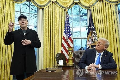 머스크(왼쪽)와 트럼프(오른쪽) (출처=연합뉴스)