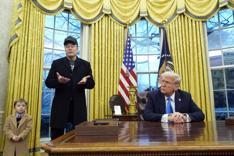 [워싱턴=AP/뉴시스] 일론 머스크가 11일(현지 시간) 워싱턴DC 백악관 대통령 집무실에서 발언하고 있다. 왼쪽은 머스크 아들 엑스 애쉬 에이 트웰브(X Æ A-Xii), 오른쪽은 도널드 트럼프 미국 대통령. 2025.02.19.
