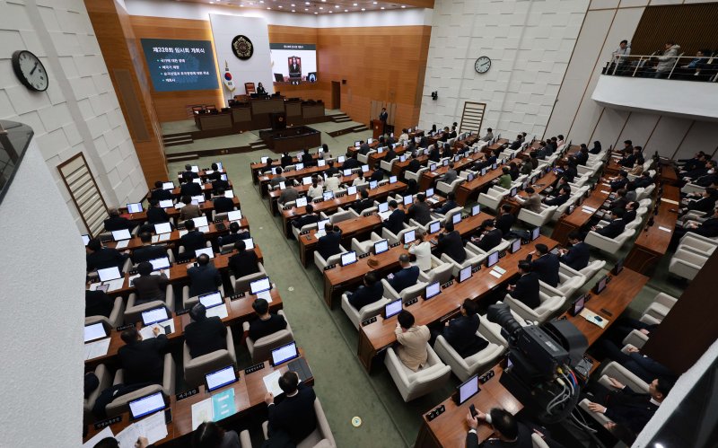 [서울=뉴시스] 고범준 기자 = 최호정 서울시의회 의장이 18일 서울 중구 서울특별시의회에서 열린 제328회 임시회 제1차 본회의에서 개회사를 하고 있다. 2025.02.18. bjko@newsis.com