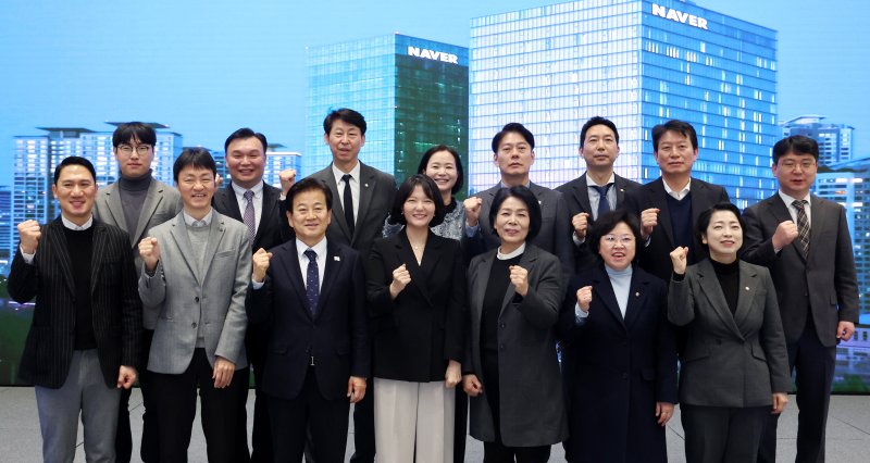 [성남=뉴시스] 추상철 기자 = 최민희(앞줄 오른쪽 세번째부터) 국회 과학기술정보통신위원회 위원장과 최수연 네이버 대표가 19일 오전 경기 성남시 분당구 네이버 1784에서 열린 국회 과방위, '국내 AI 산업 발전 위한 현장 소통 강화' 현장 방문에서 참석자들과 함께 기념촬영을 하고 있다. 2025.02.19. scchoo@newsis.com