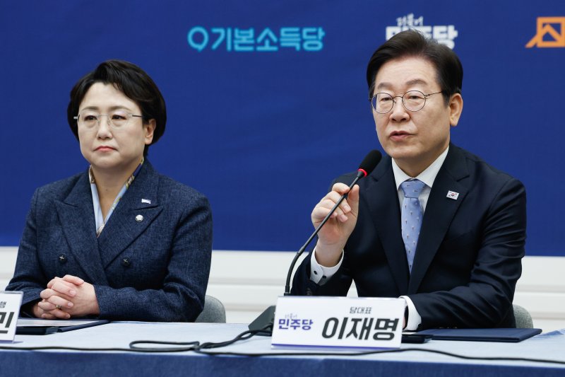 이재명 더불어민주당 대표가 19일 서울 여의도 국회에서 열린 야5당 '내란종식 민주헌정수호 새로운 대한민국 원탁회의' 출범식에 참석해 인사말을 하고 있다. 2025.2.19/뉴스1 ⓒ News1 안은나 기자