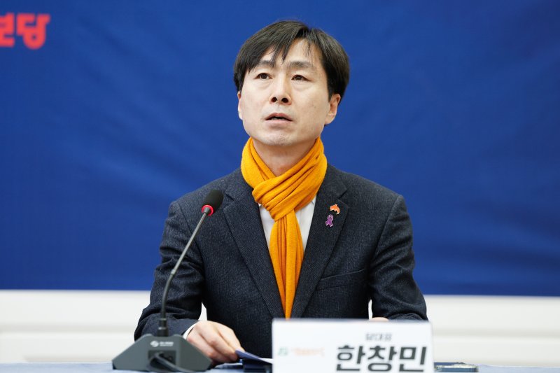 한창민 사회민주당 대표가 19일 서울 여의도 국회에서 열린 야5당 '내란종식 민주헌정수호 새로운 대한민국 원탁회의' 출범식에 참석해 인사말을 하고 있다. 2025.2.19/뉴스1 ⓒ News1 안은나 기자