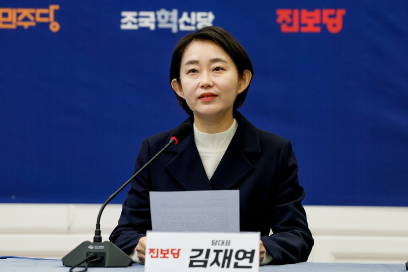 김재연 진보당 대표가 19일 서울 여의도 국회에서 열린 야5당 '내란종식 민주헌정수호 새로운 대한민국 원탁회의' 출범식에 참석해 인사말을 하고 있다. 2025.2.19/뉴스1 ⓒ News1 안은나 기자