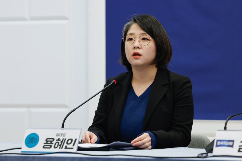 용혜인 기본소득당 대표가 19일 서울 여의도 국회에서 열린 야5당 '내란종식 민주헌정수호 새로운 대한민국 원탁회의' 출범식에 참석해 인사말을 하고 있다. 2025.2.19/뉴스1 ⓒ News1 안은나 기자