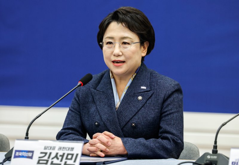 김선민 조국혁신당 대표 권한대행이 19일 서울 여의도 국회에서 열린 야5당 '내란종식 민주헌정수호 새로운 대한민국 원탁회의' 출범식에 참석해 인사말을 하고 있다. 2025.2.19/뉴스1 ⓒ News1 안은나 기자