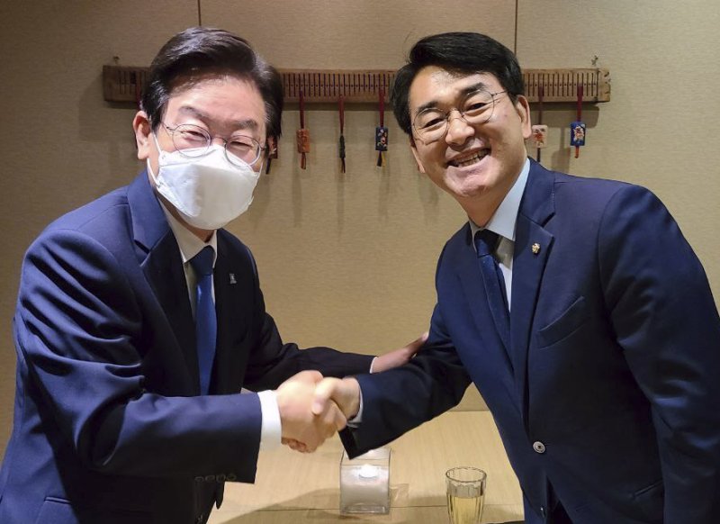 [서울=뉴시스] 최진석 기자 = 더불어민주당 이재명(왼쪽) 대표가 30일 서울 여의도 한 식당에서 당대표 후보였던 박용진 의원과 만찬에 앞서 악수하고 있다. (사진=더불어민주당 제공) 2022.08.30. photo@newsis.com *재판매 및 DB 금지