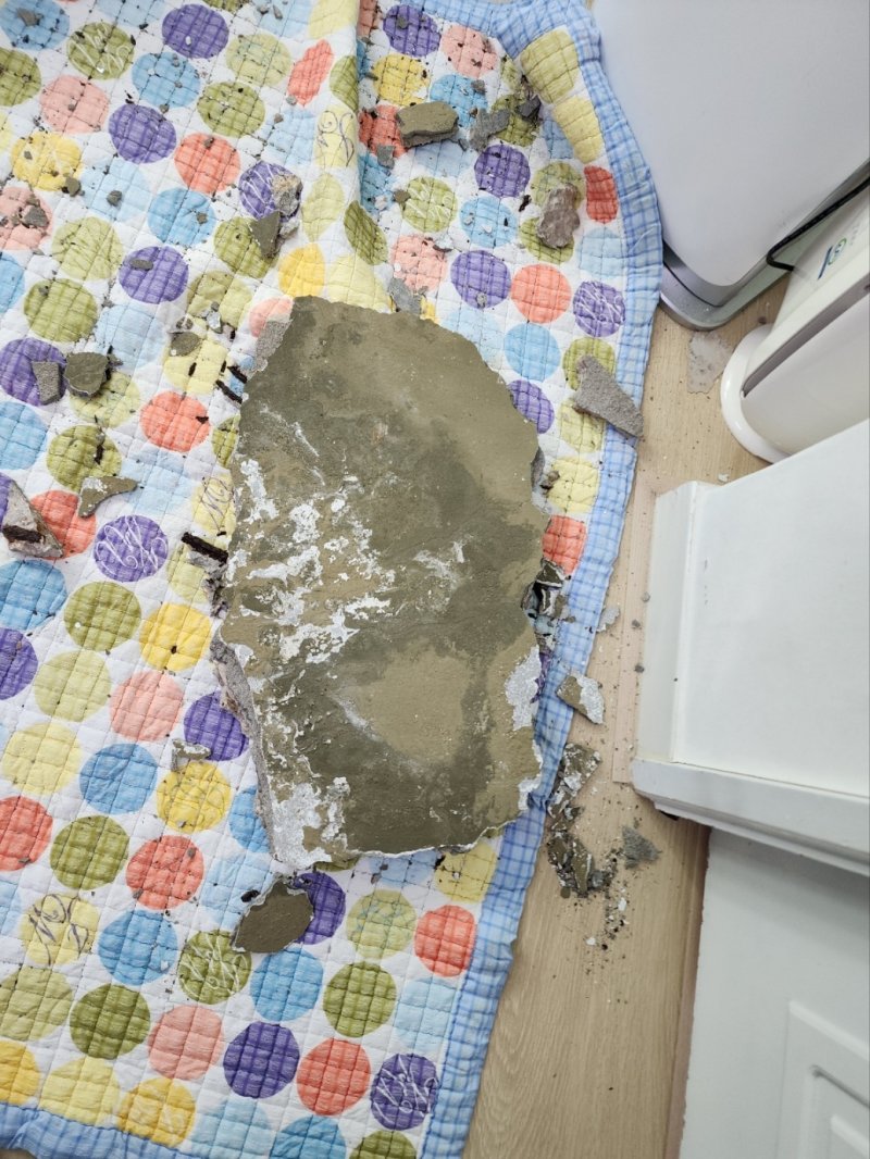 갑자기 20kg 콘크리트 ‘쿵’…55년 된 용산아파트, 천장 무너져