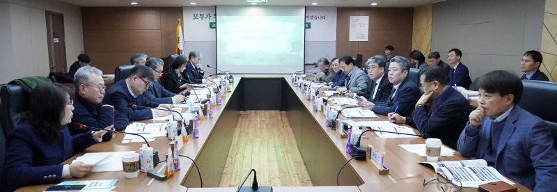 [대전=뉴시스] 19일 서울 산림스마트워크센터에서 열린 '2025년 제8기 산림청 정책자문위원회' 회의 모습.(사진=산림청 제공) *재판매 및 DB 금지