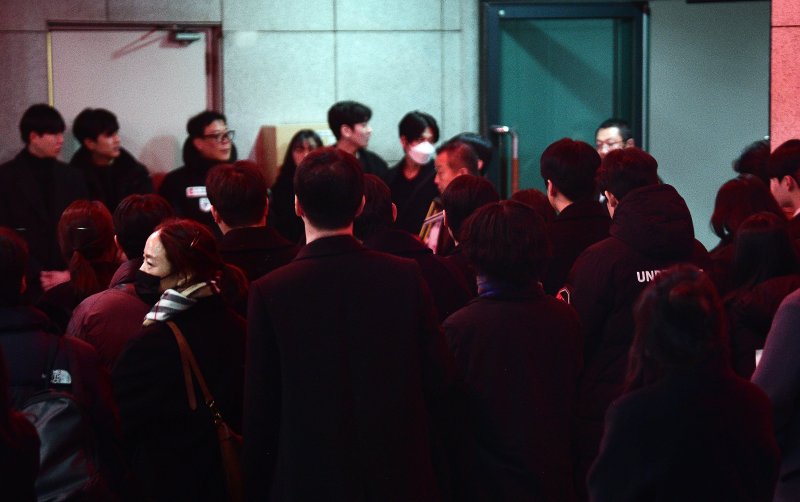 [서울=뉴시스] 김혜진 기자 = 19일 오전 서울 송파구 아산병원 장례식장에서 고(故) 김새론의 발인이 엄수되고 있다. (공동취재) 2024.02.19. jini@newsis.com