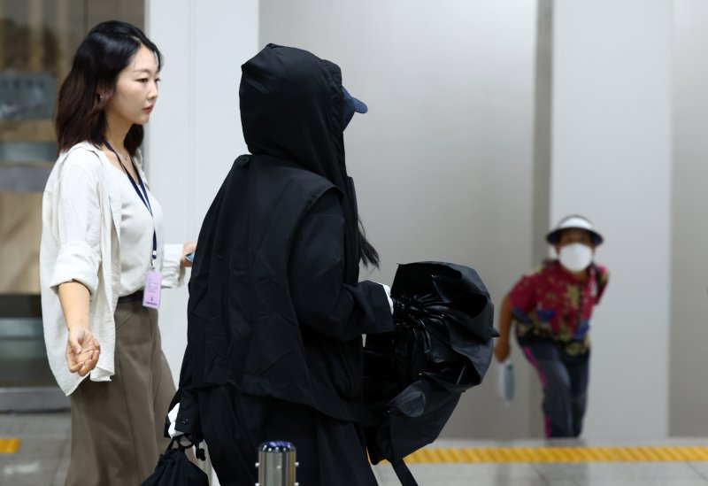 [서울=뉴시스] 전신 기자 = 가수 강다니엘의 명예를 훼손한 혐의로 재판에 넘겨진 유튜브 채널 '탈덕수용소' 운영자가 11일 서울 서초구 서울중앙지방법원에서 열린 1심 선고 공판에서 벌금 1000만원을 선고 받은 뒤 법원을 나서고 있다. 2024.09.11. photo1006@newsis.com