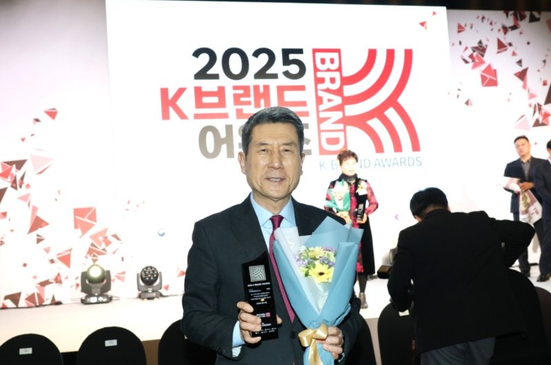 [포항=뉴시스] 송종욱 기자 = 포항시가 19일 더 플라자 호텔 서울에서 열린 '2025 K-브랜드 어워즈의' K-도시 부문에서 '디지털융합혁신도시'로 선정됐다. 사진은 상을 받은 후 이강덕 시장이 기념 촬영을 하는 모습. (사진=포항시 제공) 2025.02.19. photo@newsis.com