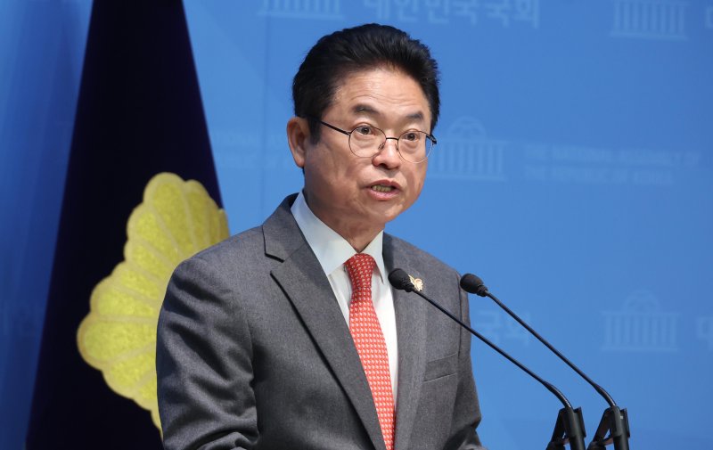 [서울=뉴시스] 조성봉 기자= 이철우 경북도지사가 19일 오후 서울 여의도 국회 소통관에서 열린 윤석열 대통령 탄핵 정국 관련 기자회견에서 입장 발표를 하고 있다. 2025.02.19. suncho21@newsis.com
