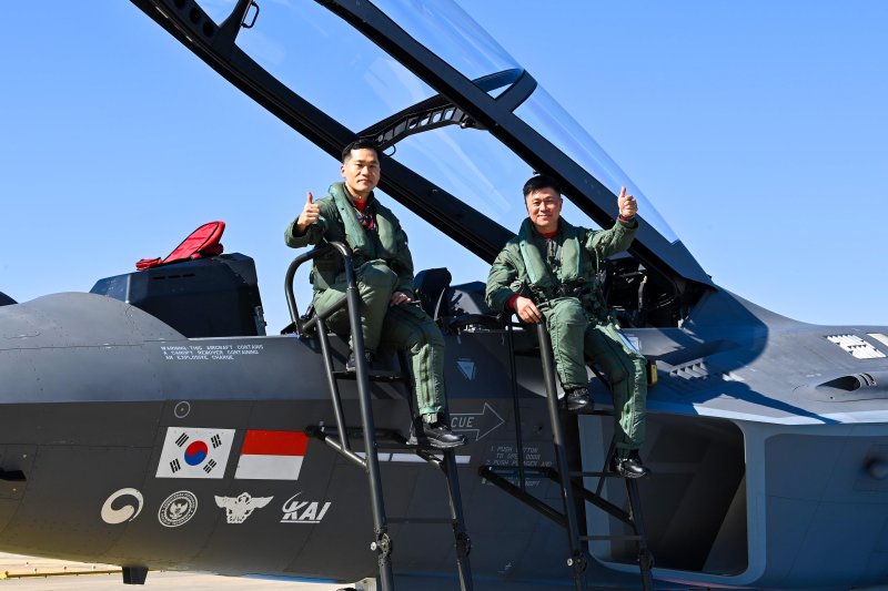 이영수 공군참모총장이 19일 경남 사천기지에서 KF-21 시험비행 후 기념촬영을 하고 있다. 사진=공군 제공