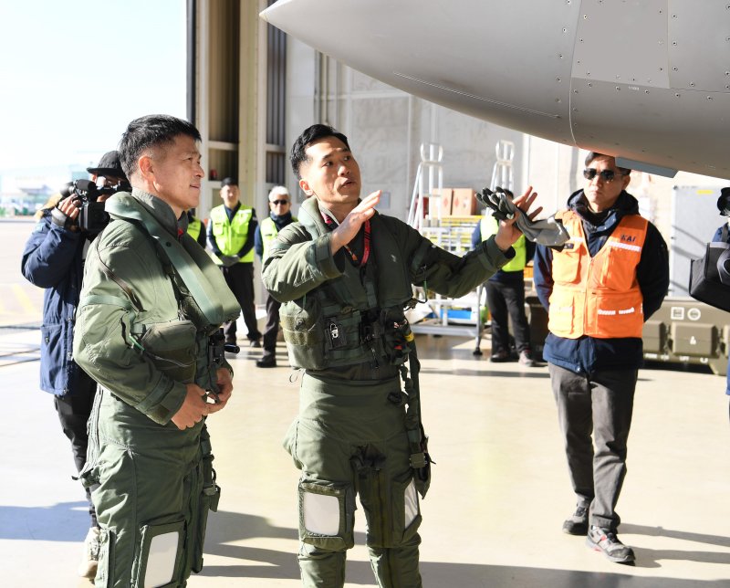 이영수 공군참모총장은 19일 경남 사천기지에서 KF-21을 탑승해 첫 시험비행을 함께 하고, 공군 시험평가단과 한국항공우주산업 관계자들을 격려했다. 사진은 이 총장이 비행에 앞서 시험비행조종사인 우홍균 소령과 KF-21을 점검하고 있는 모습. 사진=공군 제공