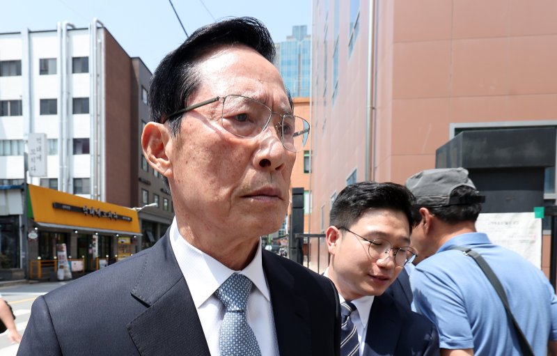'박근혜 정부 기무사'의 계엄령 검토 문건과 관련한 언론보도를 반박하기 위해 국방부 간부들에게 허위 서명을 강요한 혐의를 받고 있는 송영무 전 국방부 장관이 10일 서울 마포구 서울서부지방법원에서 열린 첫 공판을 마친 후 법정을 나서고 있다. 2024.5.10/뉴스1 ⓒ News1 김성진 기자