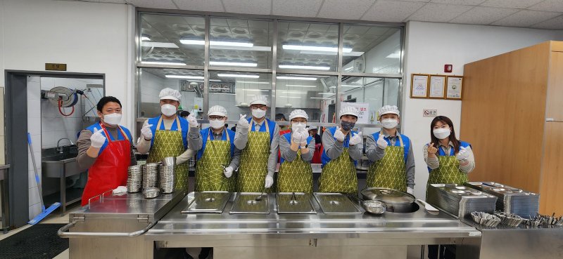 삼척블루파워, 삼척시노인복지관 배식봉사.(삼척블루파워 제공, 재판매 및 DB 금지) 2025.2.19/뉴스1