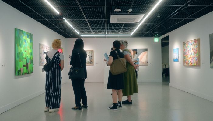 부산 장애·비장애 작가 협업 창작공간 두구가 2025년도 신규 입주작가·팀을 모집한다. 사진은 두구에서 진행된 입주작가 공동 기획전 모습. 부산문화재단 제공