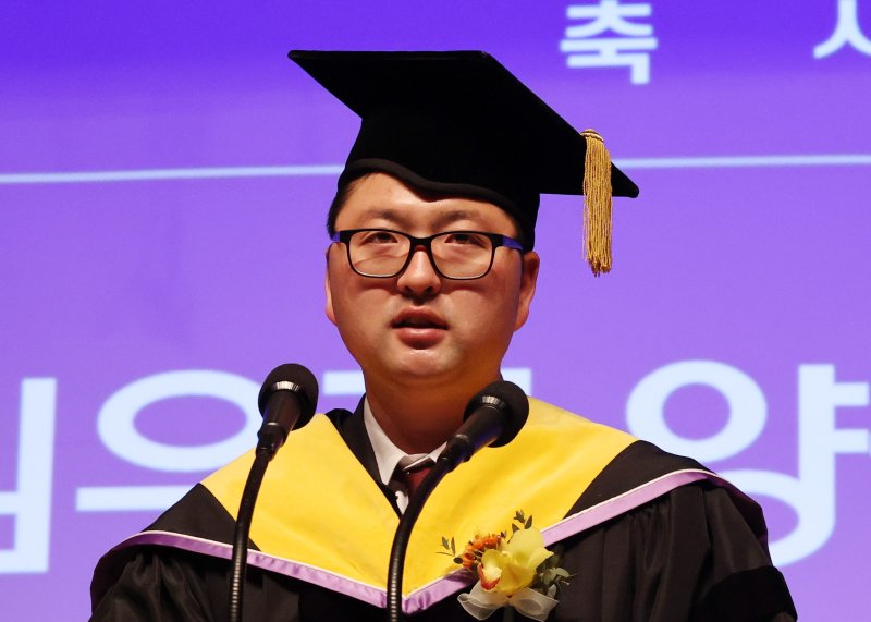 양궁 김우진 선수가 19일 서울 성북구 국민대학교에서 열린 제76회 2024학년도 학위수여식에 참석해 축사를 하고 있다. 2025.2.19/뉴스1 ⓒ News1 박세연 기자