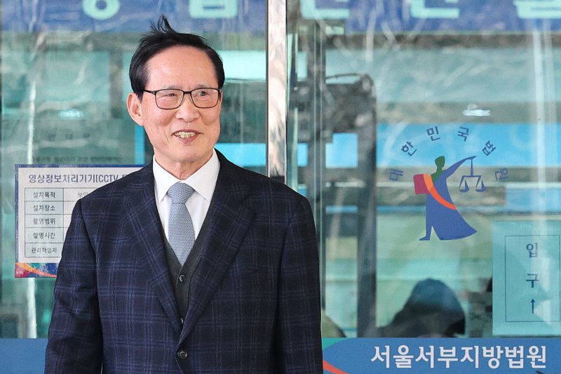 송영무 전 국방부 장관이 19일 오후 서울 마포구 서울서부지방법원에서 열린 직권남용권리행사방해 혐의 선고 공판을 마친 후 법정을 나서며 취재진의 질의에 답변하고 있다. 송 전 장관은 박근혜 정부 당시인 2018년 국군기무사령부의 계엄 검토 문건과 관련해 군 간부들에게 서명을 강요한 혐의로 재판에 넘겨졌으며 1심은 무죄를 선고했다. 사진=뉴스1화상