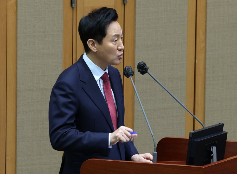 [서울=뉴시스] 이영환 기자 = 오세훈 서울시장이 19일 오전 서울 중구 서울특별시의회에서 열린 제328회 임시회 제2차 본회의에 참석해 홍국표 의원의 서울시정에 관한 질문에 답하고 있다. 2025.02.19. 20hwan@newsis.com