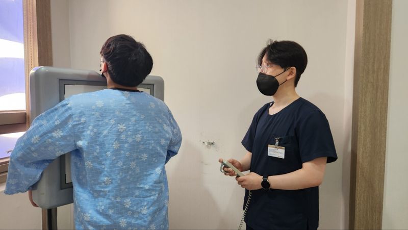 온종합병원에서 흉부 X선검사를 하고 있는 모습. 온종합병원 제공