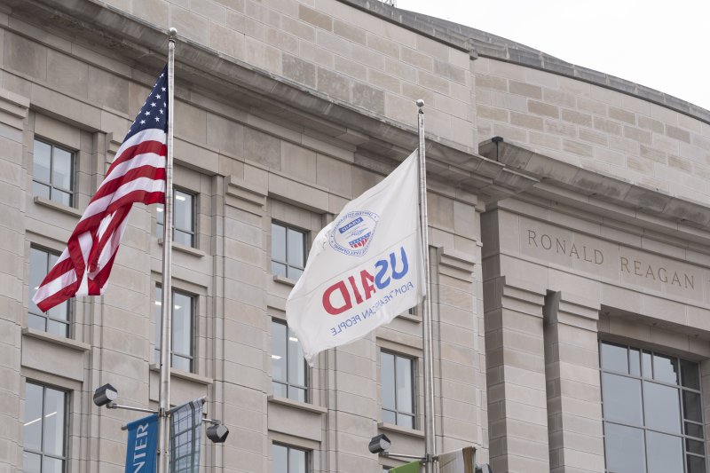 [워싱턴=AP/뉴시스] 3일 미 워싱턴의 국제개발처(USAID) 건물에 미국 국기와 함께 USAID 깃발이 걸려 있다. USAID 직원 수천명이 7일 밤(현지시각)부터 강제 휴직에 들어갈 것이라고 USAID가 5일 웹사이트를 통해 밝혔다 2025.02.19.