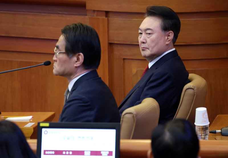 [서울=뉴시스] 사진공동취재단 = 윤석열 대통령이 11일 서울 종로구 헌법재판소에서 열린 탄핵심판 7차 변론기일에 출석해 자리에 앉아 있다. 2025.02.11. photo@newsis.com