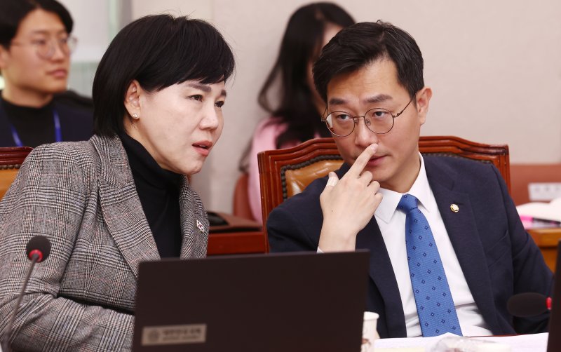 더불어민주당 전현희(왼쪽), 장경태 의원이 9일 서울 여의도 국회에서 열린 비상계엄 사태와 관련한 윤석열 대통령 등의 내란 혐의 진상규명을 위한 상설특검 수사요구안 등에 관한 법제사법위원회 전체회의에서 대화하고 있다. 2024.12.9/뉴스1 ⓒ News1 김민지 기자