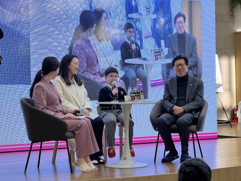 [부산=뉴시스] 원동화 기자 = 19일 부산 연제구 부산시청에서 열린 '들락날락 정책톡톡'. '공간에 행복을 더하다, 들락날락 시즌 2'라는 주제로 진행됐으며, 특화 프로그램 등 콘텐츠를 강화한다. 한 어린이가 영어로 발표를 하고 있다. 2025.02.19. dhwon@newsis.com