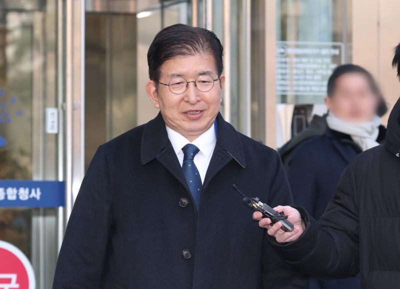 제22대 국회의원 선거 당시 '재산 축소 의혹'으로 재판에 넘겨진 이상식 더불어민주당 의원(경기 용인갑)이 19일 오후 경기 수원시 영통구 수원지방법원에서 열린 1심 선고공판을 마치고 나와 입장을 밝히고 있다.2025.2.19/뉴스1 ⓒ News1 김영운 기자