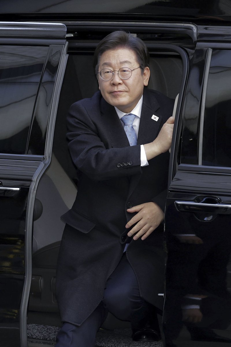 [서울=뉴시스] 최동준 기자 = 이재명 더불어민주당 대표가 19일 서울 서초구 서울고등법원에서 열린 공직선거법 위반 혐의 공판에 출석하고 있다. 2025.02.19. photocdj@newsis.com