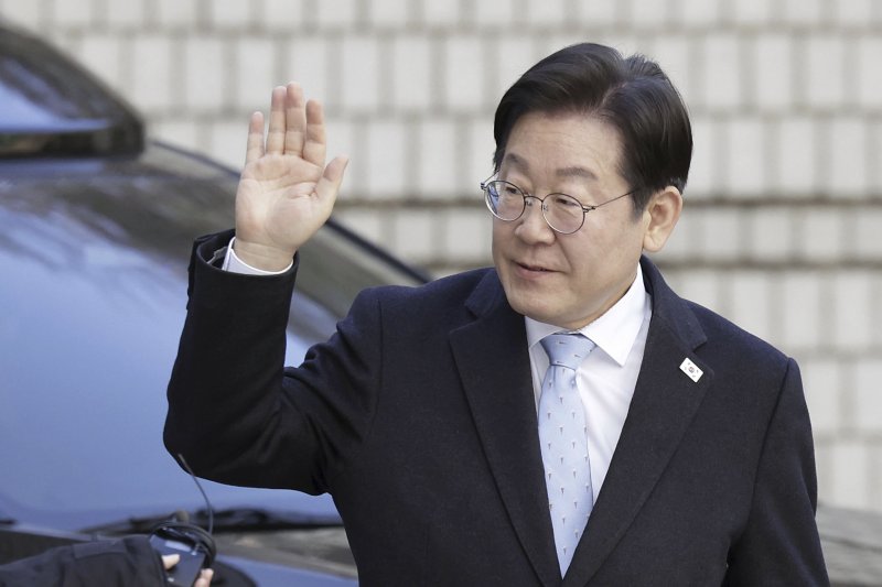[서울=뉴시스] 최동준 기자 = 이재명 더불어민주당 대표가 19일 서울 서초구 서울고등법원에서 열린 공직선거법 위반 혐의 공판에 출석하며 지지자들에게 인사하고 있다. 2025.02.19. photocdj@newsis.com
