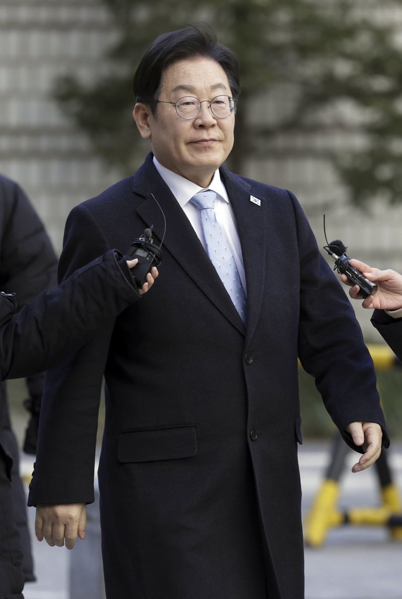 [서울=뉴시스] 최동준 기자 = 이재명 더불어민주당 대표가 19일 서울 서초구 서울고등법원에서 열린 공직선거법 위반 혐의 공판에 출석하고 있다. 2025.02.19. photocdj@newsis.com