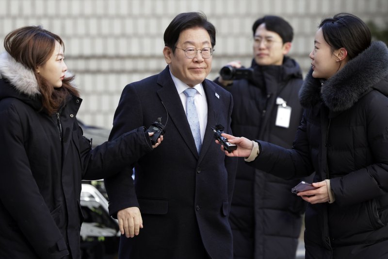 [서울=뉴시스] 최동준 기자 = 이재명 더불어민주당 대표가 19일 서울 서초구 서울고등법원에서 열린 공직선거법 위반 혐의 공판에 출석하고 있다. 2025.02.19. photocdj@newsis.com