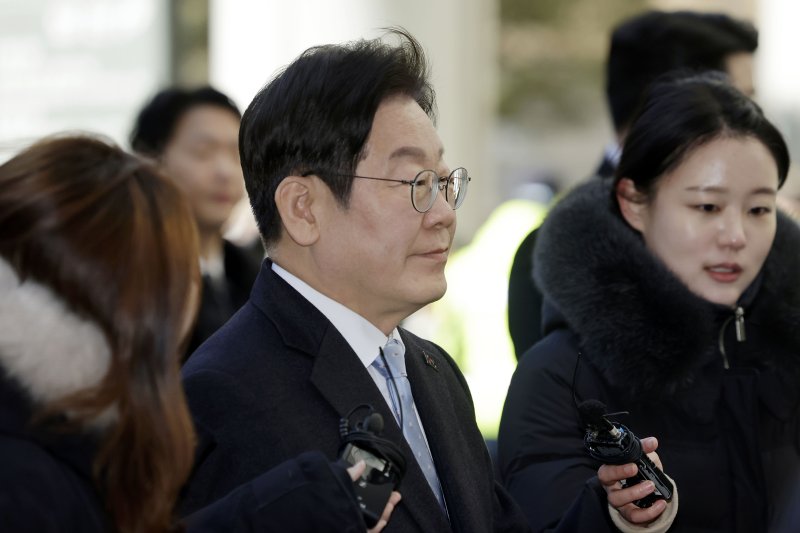 [서울=뉴시스] 최동준 기자 = 이재명 더불어민주당 대표가 19일 서울 서초구 서울고등법원에서 열린 공직선거법 위반 혐의 공판에 출석하고 있다. 2025.02.19. photocdj@newsis.com