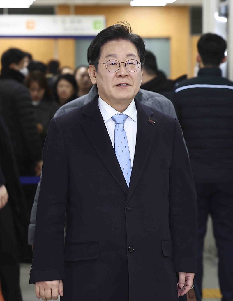 [서울=뉴시스] 김근수 기자 = 이재명 더불어민주당 대표가 19일 서울 서초구 서울고등법원에서 열린 공직선거법 위반 혐의 공판에 출석하고 있다. 2025.02.19. ks@newsis.com