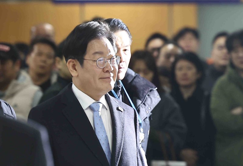 [서울=뉴시스] 김근수 기자 = 이재명 더불어민주당 대표가 19일 서울 서초구 서울고등법원에서 열린 공직선거법 위반 혐의 공판에 출석하고 있다. 2025.02.19. ks@newsis.com