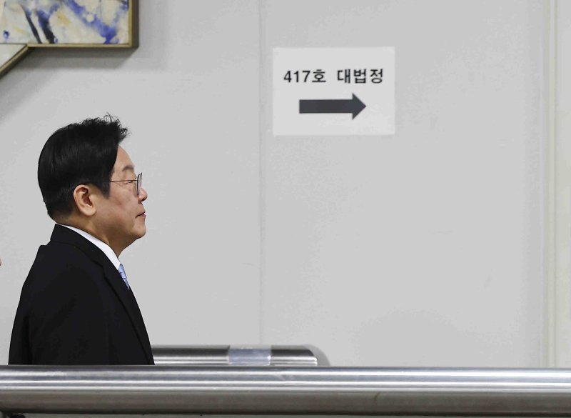 [서울=뉴시스] 김근수 기자 = 이재명 더불어민주당 대표가 19일 서울 서초구 서울고등법원에서 열린 공직선거법 위반 혐의 공판에 출석하고 있다. 2025.02.19. ks@newsis.com